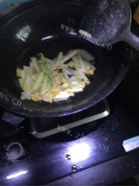 营养丰富的爆炒花甲做法图解3)