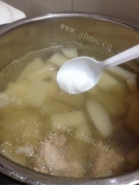 香气浓郁的萝卜汤做法图解4)