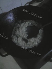 鲜美的鸡蛋白菜面做法图解5)