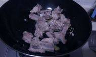 茶树菇排骨汤做法图解4)