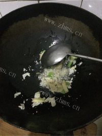 美味的青椒炒鱿鱼做法图解4)