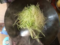 美味的萝卜丝炒肉做法图解4)