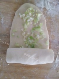 色味俱佳的葱油饼做法图解3)