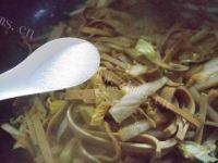 家常菜豆皮炒白菜做法图解6)