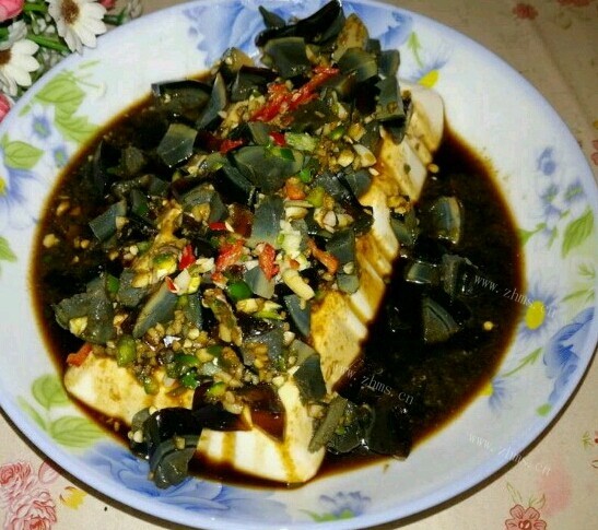 色香味俱全的皮蛋拌豆腐