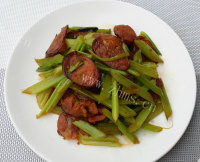 家常菜芹菜炒腊肠