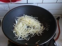 家常菜土豆丝炒韭菜做法图解6)
