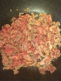 营养丰富的葱爆羊肉做法图解6)