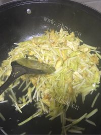 香脆可口的韭黄炒鸡蛋做法图解7)
