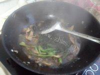 很有食欲的蘑菇炒菠菜做法图解6)