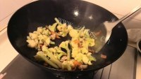 家常菜胡萝卜炒菜花做法图解8)