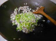 杏鲍菇炒芹菜做法图解5)