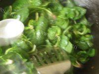 家常菜菠菜炒猪肝做法图解10)
