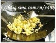 热腾腾的菠萝炒饭做法图解4)