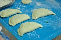 美味的虾仁韭菜盒子做法图解12)