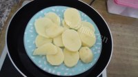 自制笑脸土豆饼做法图解2)