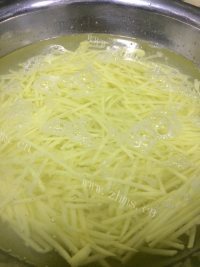 美味佳肴般的酸辣土豆丝做法图解3)