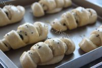 自制红豆面包卷做法图解9)