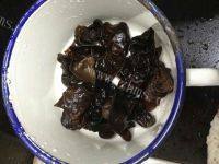 美味的黑木耳红枣汤做法图解1)