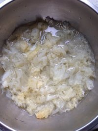美味的银耳雪梨羹做法图解1)