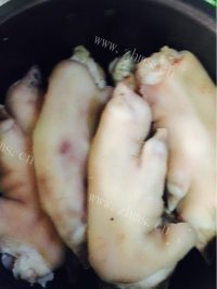 美味的红焖猪蹄做法图解2)