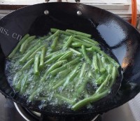 香喷喷的干煸四季豆做法图解4)