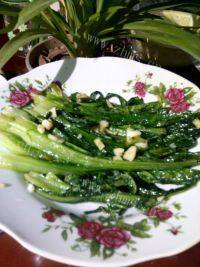 甘脆的蒜香油麦菜