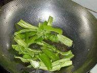 五味俱全的青椒炒豆干做法图解3)