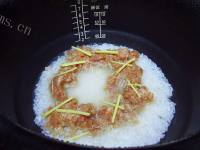 肉饼窝蛋煲仔饭做法图解6)
