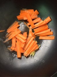 家常菜芹菜炒胡萝卜做法图解4)