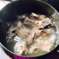 美味的莲藕花生猪骨汤做法图解1)