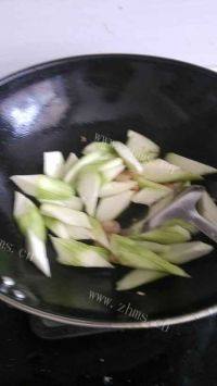 美味的丝瓜蛋花汤做法图解2)