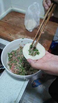 香嫩爽滑的韭菜煎饺做法图解4)