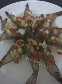 妈妈最爱的蒜蓉蒸虾做法图解5)