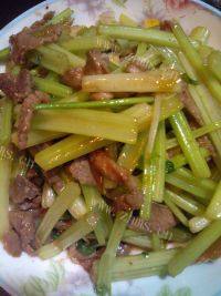 家常香芹炒肉片