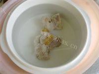 美味香菇玉米排骨汤做法图解3)