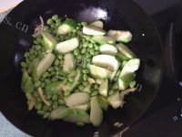家常菜丝瓜炒毛豆做法图解4)