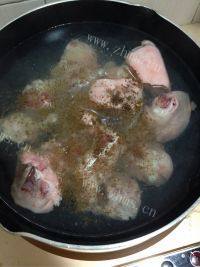 诱人的黄花菜焖猪手做法图解2)