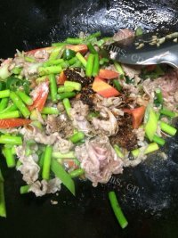 美味的蒜薹炒羊肉片做法图解7)