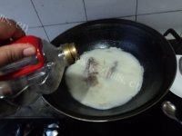 十分诱人的鲫鱼汤做法图解8)