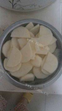家常菜土豆片炒辣椒做法图解1)