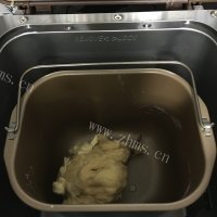 自制香肠面包做法图解4)