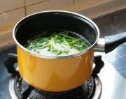口感不错的凉拌红薯梗做法图解2)