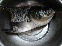 家常菜鱼头豆腐汤做法图解1)