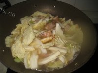 家常菜五花肉白菜炖粉条做法图解7)