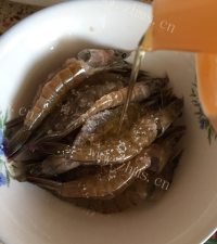 美味的蒜蓉粉丝蒸开背虾做法图解6)
