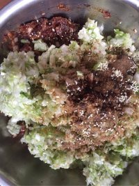美味的猪肉白菜包子做法图解5)