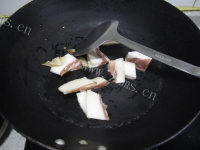 美味的剁椒腊肉炒熏干做法图解2)