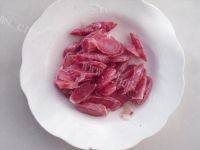 食欲满满的腊肠披萨做法图解4)