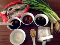 色泽鲜亮的葱焅鲫鱼做法图解1)